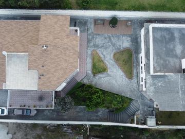 DOS CASAS DE VENTA CUMBAYÁ 1030 m2