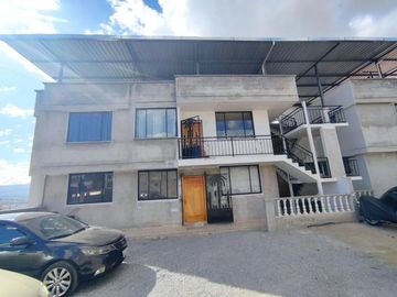 CASA RENTERA EN CALDERON, 5 DPTOS. Y 3 LOCALES SECTOR LUZ Y VIDA