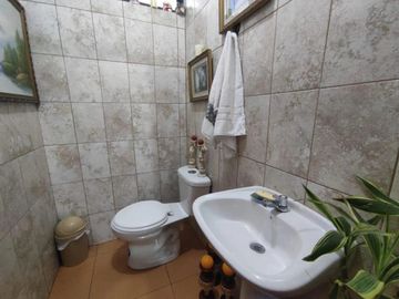 CASA RENTERA EN CALDERON, 5 DPTOS. Y 3 LOCALES SECTOR LUZ Y VIDA