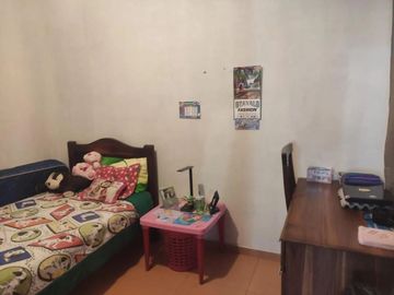 CASA RENTERA EN CALDERON, 5 DPTOS. Y 3 LOCALES SECTOR LUZ Y VIDA