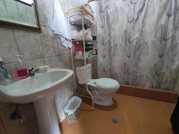 CASA RENTERA EN CALDERON, 5 DPTOS. Y 3 LOCALES SECTOR LUZ Y VIDA