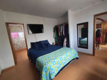 CASA RENTERA EN CALDERON, 5 DPTOS. Y 3 LOCALES SECTOR LUZ Y VIDA
