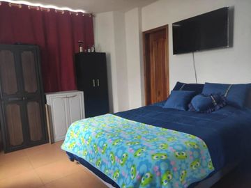 CASA RENTERA EN CALDERON, 5 DPTOS. Y 3 LOCALES SECTOR LUZ Y VIDA