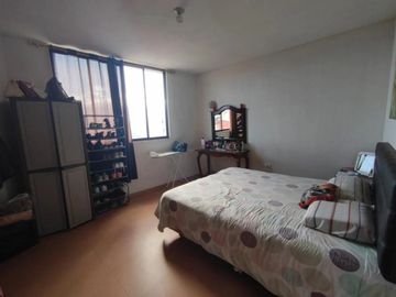CASA RENTERA EN CALDERON, 5 DPTOS. Y 3 LOCALES SECTOR LUZ Y VIDA