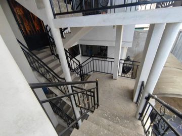 CASA RENTERA EN CALDERON, 5 DPTOS. Y 3 LOCALES SECTOR LUZ Y VIDA
