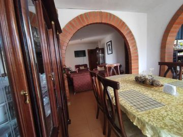 CASA RENTERA EN CALDERON, 5 DPTOS. Y 3 LOCALES SECTOR LUZ Y VIDA