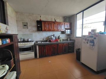 CASA RENTERA EN CALDERON, 5 DPTOS. Y 3 LOCALES SECTOR LUZ Y VIDA