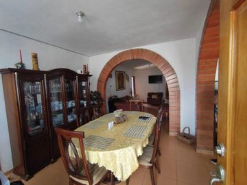 CASA RENTERA EN CALDERON, 5 DPTOS. Y 3 LOCALES SECTOR LUZ Y VIDA