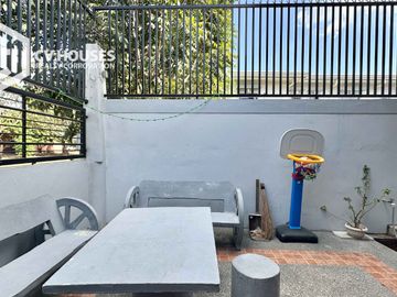 Pre-Owned: 4 Bedrooms House & Lot for Sale