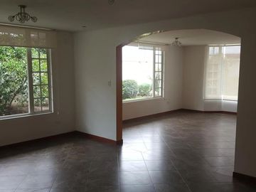 EN VENTA HERMOSA CASA EN SANTA INES CUMBAYA