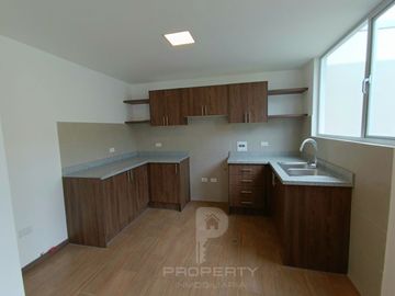 Conocoto 3 dormitorios 2 parqueaderos. Aplica Crédito VIP Casa por estrenar en venta. Valle de los Chillos.