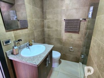 La Armenia. Casa en venta por estrenar 3 dormitorios. Con piscina. Frente al Parque Metropolitano. Valle de los Chillos 3 plantas.