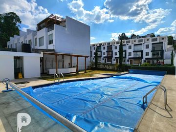 La Armenia. Casa en venta por estrenar 3 dormitorios. Con piscina. Frente al Parque Metropolitano. Valle de los Chillos 3 plantas.