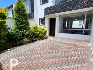 La Armenia. Casa en venta por estrenar 3 dormitorios. Con piscina. Frente al Parque Metropolitano. Valle de los Chillos 3 plantas.