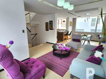 La Armenia. Casa en venta por estrenar 3 dormitorios. Con piscina. Frente al Parque Metropolitano. Valle de los Chillos 3 plantas.