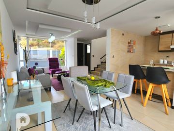 La Armenia. Casa en venta por estrenar 3 dormitorios. Con piscina. Frente al Parque Metropolitano. Valle de los Chillos 3 plantas.
