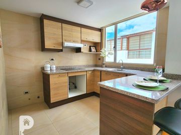 La Armenia. Casa en venta por estrenar 3 dormitorios. Con piscina. Frente al Parque Metropolitano. Valle de los Chillos 3 plantas.