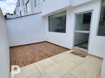 La Armenia. Casa en venta por estrenar 3 dormitorios. Con piscina. Frente al Parque Metropolitano. Valle de los Chillos 3 plantas.