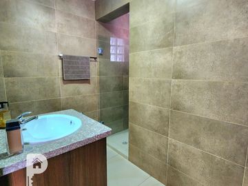La Armenia. Casa en venta por estrenar 3 dormitorios. Con piscina. Frente al Parque Metropolitano. Valle de los Chillos 3 plantas.