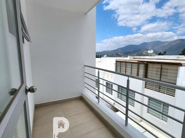 La Armenia. Casa en venta por estrenar 3 dormitorios. Con piscina. Frente al Parque Metropolitano. Valle de los Chillos 3 plantas.