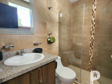 La Armenia. Casa en venta por estrenar 3 dormitorios. Con piscina. Frente al Parque Metropolitano. Valle de los Chillos 3 plantas.