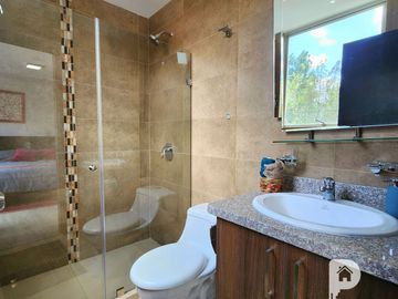 La Armenia. Casa en venta por estrenar 3 dormitorios. Con piscina. Frente al Parque Metropolitano. Valle de los Chillos 3 plantas.