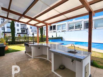 La Armenia. Casa en venta por estrenar 3 dormitorios. Con piscina. Frente al Parque Metropolitano. Valle de los Chillos 3 plantas.