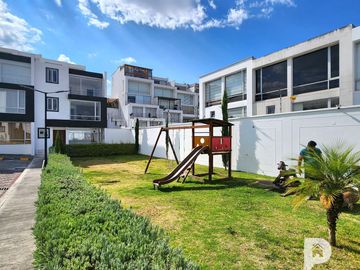 La Armenia. Casa en venta por estrenar 3 dormitorios. Con piscina. Frente al Parque Metropolitano. Valle de los Chillos 3 plantas.