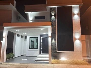 Casa de Estreno Vía a La Costa Urbanización PUNTA ESMERALDA, acabados de lujo.