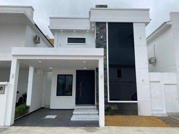 Casa de Estreno Vía a La Costa Urbanización PUNTA ESMERALDA, acabados de lujo.