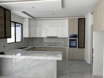 Casa de Estreno Vía a La Costa Urbanización PUNTA ESMERALDA, acabados de lujo.
