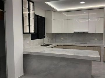 Casa de Estreno Vía a La Costa Urbanización PUNTA ESMERALDA, acabados de lujo.