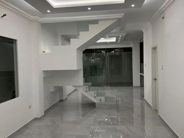 Casa de Estreno Vía a La Costa Urbanización PUNTA ESMERALDA, acabados de lujo.