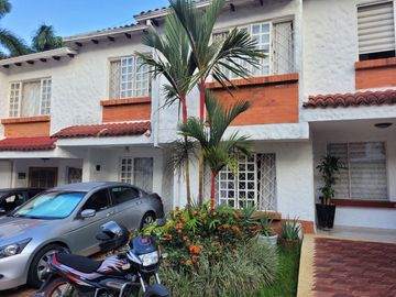 VENDO CASA DE 2 NIVELES EN VILLAVICENCIO EN CONJUNTO DE 8 CASAS BARRIO PANORAMA CERCA AL COMANDO DE POLICIA