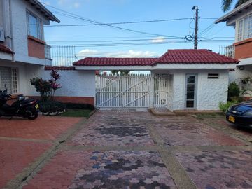 VENDO CASA DE 2 NIVELES EN VILLAVICENCIO EN CONJUNTO DE 8 CASAS BARRIO PANORAMA CERCA AL COMANDO DE POLICIA