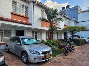 VENDO CASA DE 2 NIVELES EN VILLAVICENCIO EN CONJUNTO DE 8 CASAS BARRIO PANORAMA CERCA AL COMANDO DE POLICIA