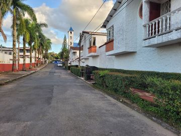 VENDO CASA DE 2 NIVELES EN VILLAVICENCIO EN CONJUNTO DE 8 CASAS BARRIO PANORAMA CERCA AL COMANDO DE POLICIA