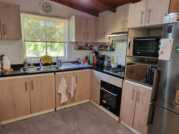 EXCELENTE CASA REMODELADA 4D/2B EN GRAN SITIO DE 3 MIL MTS2