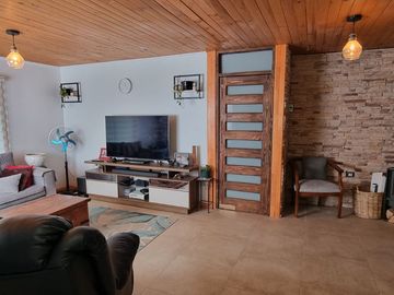 EXCELENTE CASA REMODELADA 4D/2B EN GRAN SITIO DE 3 MIL MTS2