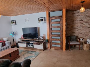 EXCELENTE CASA REMODELADA 4D/2B EN GRAN SITIO DE 3 MIL MTS2