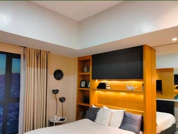 Preselling Luxury Condo Units Overlooking the Ocean and City in 128 Nivel Hills