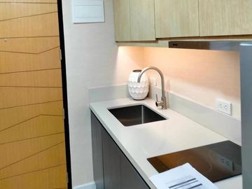 Preselling Luxury Condo Units Overlooking the Ocean and City in 128 Nivel Hills