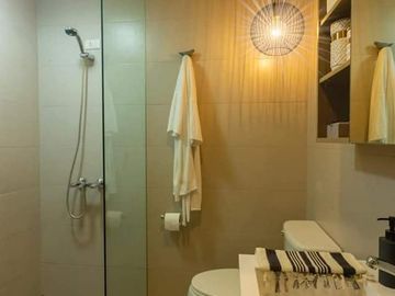 Preselling Luxury Condo Units Overlooking the Ocean and City in 128 Nivel Hills