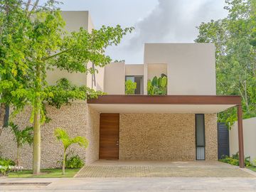 Lujosa Casa de 4 Recámaras en Comunidad Cerrada con Amenidades