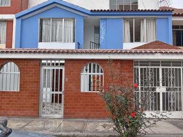 ¡Ubicadisima! Casa en Venta - Urb. Residencial Bellavista