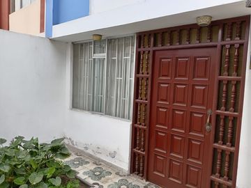 ¡Ubicadisima! Casa en Venta - Urb. Residencial Bellavista