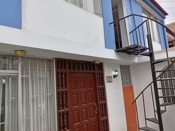 ¡Ubicadisima! Casa en Venta - Urb. Residencial Bellavista