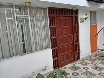 ¡Ubicadisima! Casa en Venta - Urb. Residencial Bellavista