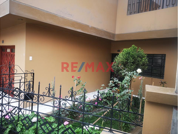Venta De Casa Como Terreno De Dos Pisos En San Juan De Lurigancho