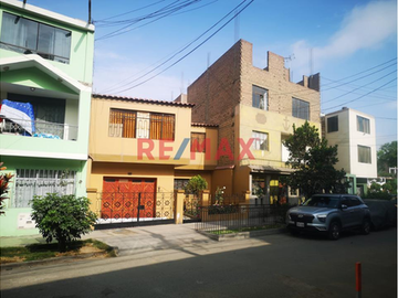 Venta De Casa Como Terreno De Dos Pisos En San Juan De Lurigancho
